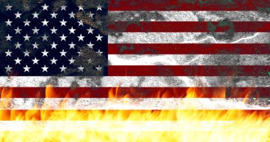 ABD, Amerika Birleşik Devletleri ve Çin ulusal bayraklarına karşı Ateş Duvarında çatlak, ülkeler arasındaki çatışma, diplomatik ilişkilerde bozulma. Çatışma ve kriz kavramı.