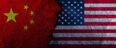 Amerika Birleşik Devletleri, Çin ulusal bayraklarına karşı duvarda çatlak, ülkeler arasındaki çatışma, diplomatik ilişkilerde bozulma. Çatışma ve kriz kavramı.