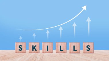 Yetenek eğitimi, kişisel gelişim ve yükseltilmiş personel, eğitim, öğrenme, yetenek, moral verme ve kişisel gelişim konsepti, öldürme, yeniden canlandırma, tahta küp üzerine yeni beceriler.