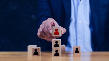 İnsan kaynakları yönetimi ve iş dünyası işe alım konsepti, kurumsal hiyerarşi, ekip lideri, profesyonel personel araması, ahşap küp ikonu..