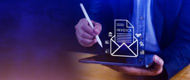 Sanal ekranda fatura simgeleri, mali rapor ve çevrimiçi ödeme kavramı E.fatına sahip banka yönetimi ile temas kullanarak, fatura konsepti ve çevrimiçi dijital açıklamalar kavramı.