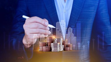 İş adamı ve madeni para yığını soyut arka plan, iş konsepti. Faiz Yatırım fikirleri, getiriler, mali getiriler, tasarruflar, yatırım şirketleri.