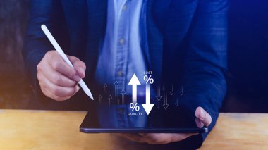 Maliyet ve kalite kontrol kavramı. Verimliliği, verimli işi, etkili riski, maliyet raporunu iyileştirmek için ürün ve hizmetlerin kalite artışı ve maliyet optimizasyonu