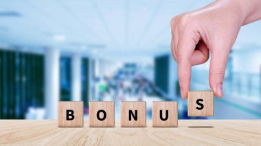 Tahta küp üzerine bonus konsepti, bireylere performans başarısı, tasarruf ve başarı iş için para biriktirme temelinde ilave ödül veya teşvik önerir
