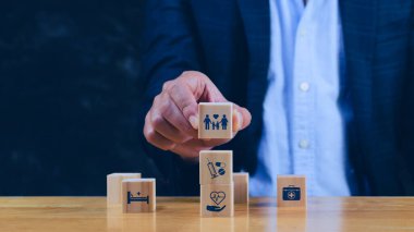 Sağlık sigortası ve tıbbi bakım konsepti, sağlıkla ilgili ikonları gösteren tahta bloklar, tıbbi bakım, sağlık sigortası, ilaçlar. Sağlık hizmetleri, koruma, sigorta sigortası