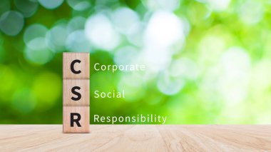 CSR, Kurumsal Sosyal Sorumluluk kavramı, CSR metni olan tahta küpler, küresel ekoloji, ilgili iş organizasyonu, çevresel, sürdürülebilir ve etik iş dünyası