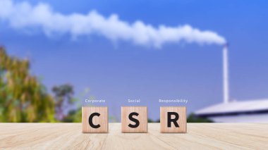 CSR, Kurumsal Sosyal Sorumluluk kavramı, CSR metni olan tahta küpler, küresel ekoloji, ilgili iş organizasyonu, çevresel, sürdürülebilir ve etik iş dünyası