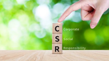 CSR, Kurumsal Sosyal Sorumluluk kavramı, CSR metni olan tahta küpler, küresel ekoloji, ilgili iş organizasyonu, çevresel, sürdürülebilir ve etik iş dünyası