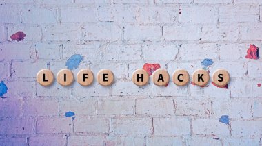 Hayat motivasyonel ifade kavramını hackliyor, Hayat ahşap blokta yazılmış kelimeleri hackliyor iş ve eğitim kavramı olarak gösteriliyor