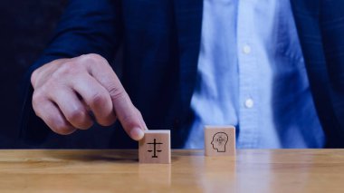 Yapay zeka etiği ya da yapay zeka hukuk kavramı. Yapay zekanın insanlıkla dengelenmesi, yapay zekanın ahşap küp üzerindeki yapay zeka etiği, yasal ölçeklerin sembolleri, güvenlik, etik standartlar ve yapay zeka teknolojisindeki düzenlemeler.