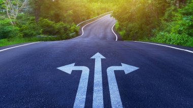 Asfalt yol tabanındaki oklar üç yönlü ok seçenekleri, sol, sağ veya yolun eğrisinde ilerlemek, zor karar verme kavramı, motivasyon ve büyüme.