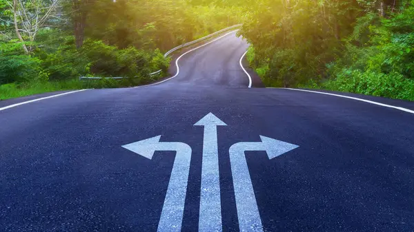 Asfalt yol tabanındaki oklar üç yönlü ok seçenekleri, sol, sağ veya yolun eğrisinde ilerlemek, zor karar verme kavramı, motivasyon ve büyüme.