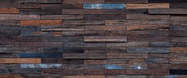 Çiğ ahşap parçası güzel bir parke ahşap oluşturuyor. Açığa çıkmış ahşap duvar dış yüzeyi, ahşap duvar desenli arka plan, kahverengi ahşap tahta akustik paneller duvar dokusu..