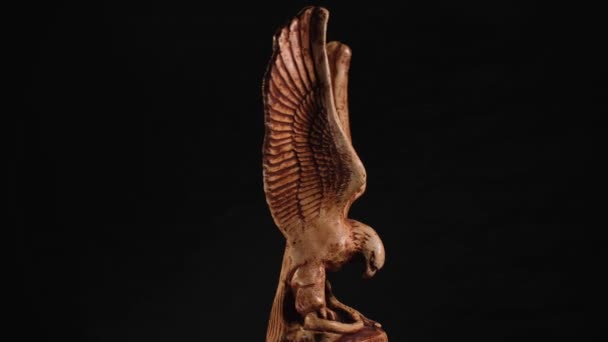 Rotierende Gips Figur Eines Adlers Und Einer Schlange Auf Schwarzem — Stockvideo
