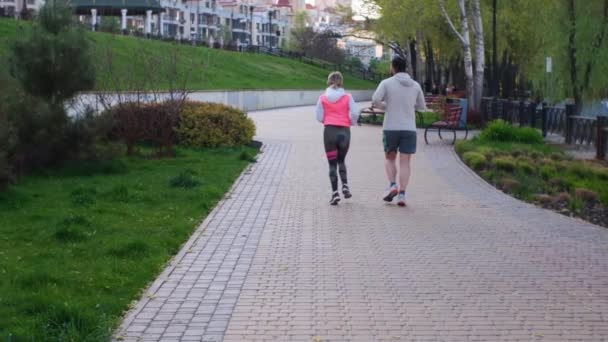 Par Personas Atléticas Están Corriendo Terraplén Obolonskaya Kiev Ucrania Vídeo — Vídeo de stock