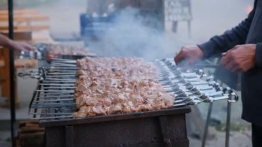 Domuz boyunlu şiş kebap şiş kebap. Dışarıdaki ızgarada et var. Ukrayna 'da, Tustan Kalesi yakınlarında et pişiriyorum..