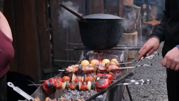 Cozinhar Kebab Shish Pescoço Porco Legumes Frutas Espetos Grelha Pilaf — Vídeo de Stock