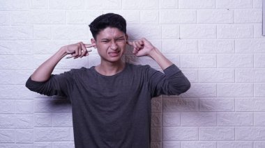 Genç Asyalı erkekler yakışıklı ve başarılıdır ve iş adamları cep telefonu tutarken mutlu ve gülümserler.