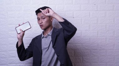 Grili adam bir şey gösteriyor.