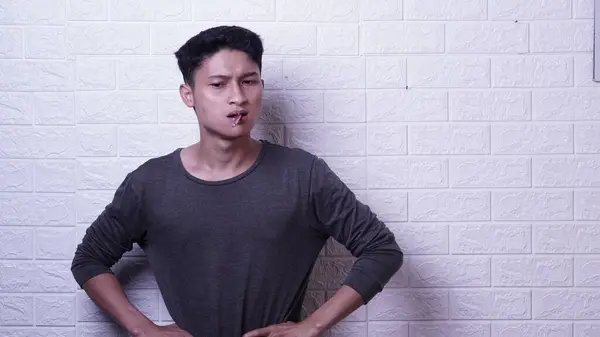 Genç Asyalı erkekler yakışıklı ve başarılıdır ve iş adamları cep telefonu tutarken mutlu ve gülümserler.