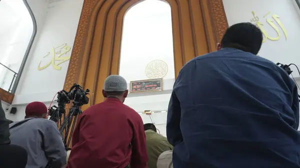 Cami içinde namaz kılan müslümanlar, Suudi Arabistan, 2016