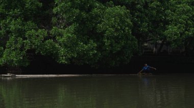 Bambu salları Endonezya 'nın göldeki atmosferinden