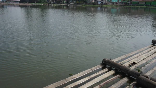 Bambu salları Endonezya 'nın göldeki atmosferinden