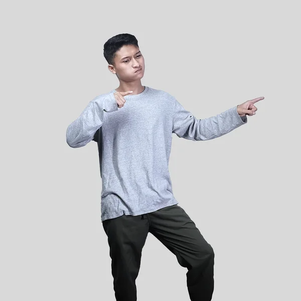 灰色の服のライフスタイルハンサムなアジアの男性は 透明な背中を絶縁しました 若いアジアの男性が何かを見せている オンラインビジネスの概念 — ストック写真