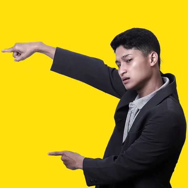 ハンサムな若いアジア人男性とビジネスマンが携帯電話を持っていて 彼の手は透明な背景で思考の表現で何かを示しています — ストック写真