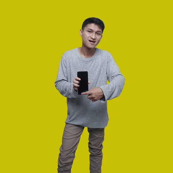 Hombre Asiático Guapo Posa Con Teléfono Celular Índice Dedo Pantalla —  Fotos de Stock