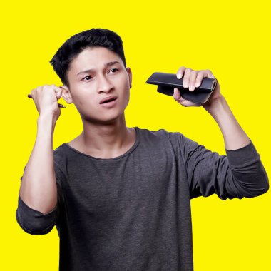 Gününden memnun olan genç Asyalı Öğrenci