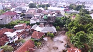 Asya 'daki köyler, yukarıdaki yerleşim bölgelerinden ve sakinlerinin faaliyetlerinden drone videoları göstererek