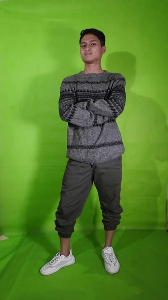 Yakışıklı Asyalı Gençler Yeşil Screan ile Havalı ve Zarif Pozisyonlar