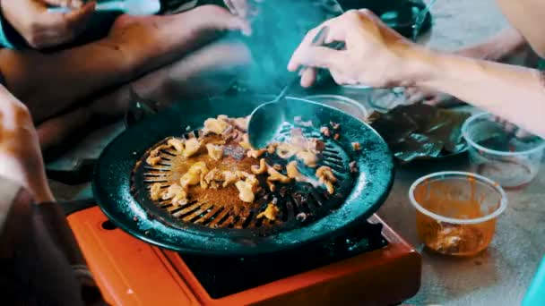 Video Una Reunión Personas Comiendo Pollo Frito — Vídeo de stock