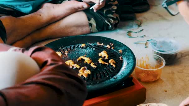 Video Una Reunión Personas Comiendo Pollo Frito — Vídeos de Stock