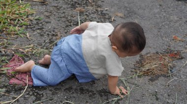 Bebek ÇOCUKLAR dışarıda pis pis oynarken