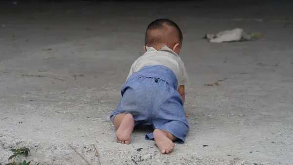 Bebek ÇOCUKLAR dışarıda pis pis oynarken