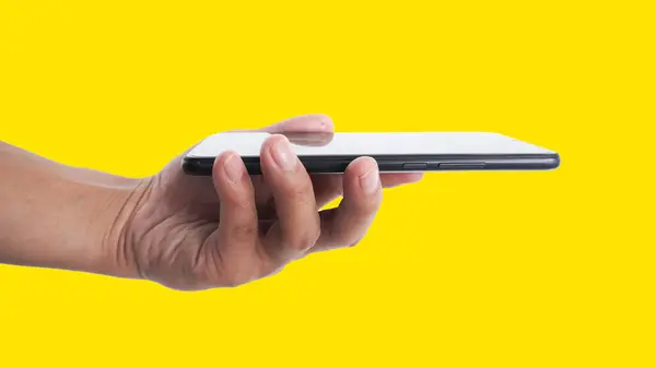 Hände Halten Ein Gelbes Mobiltelefon Hintergrund Online Produkte Bewerben lizenzfreie Stockbilder