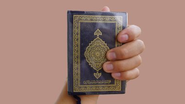 Elleri Kuran 'ı kavrıyor, Ramazan Mübarek Müslüman