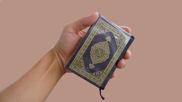 Elleri Kuran 'ı kavrıyor, Ramazan Mübarek Müslüman