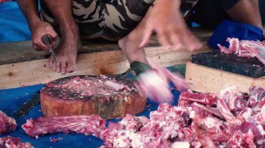 Kurban, inekleri boğazlayarak ve kaburgaları ayırarak kamu hizmeti yaparak.