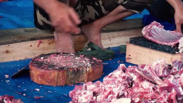 宰牲牛的宰牲节祭祀和分离达金和肋骨的社区服务工作 — 图库视频影像