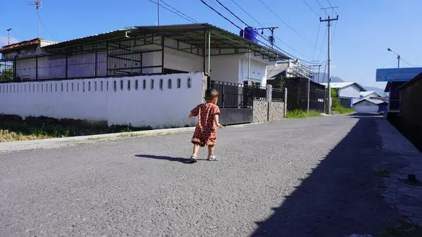 Bebek mutlu görünüyor ve temiz ve ferahlatıcı sabah havasının tadını çıkarıyor, neşe ve sıcaklık dolu bir atmosfer yaratıyor.