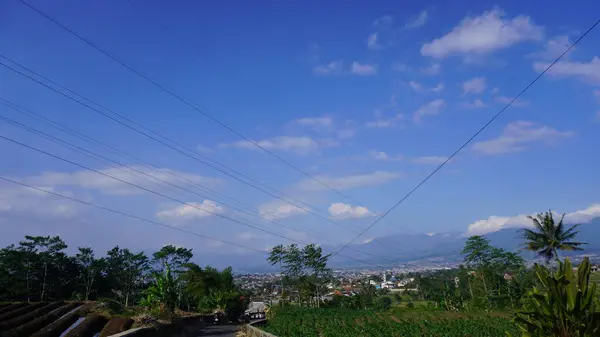 Endonezya kırsalının güzel manzaraları çiftçilerin tarlalarını, dağlarını ve güzel köylerini gösteriyor. Yemyeşil ve yemyeşil arazi, huzurlu ve uyumlu bir tarım hayatını yansıtıyor.,
