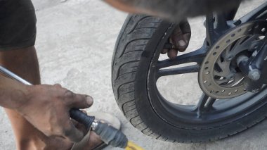 Lastikleri olan bir adam.