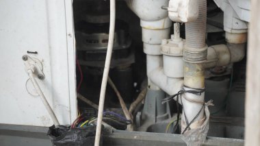 Eski bir arabanın görüntüsü.