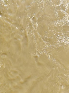 Dalga ve köpük desenli Murky Nehri Akışı