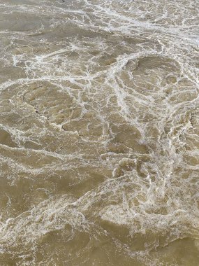 Dalga ve köpük desenli Murky Nehri Akışı