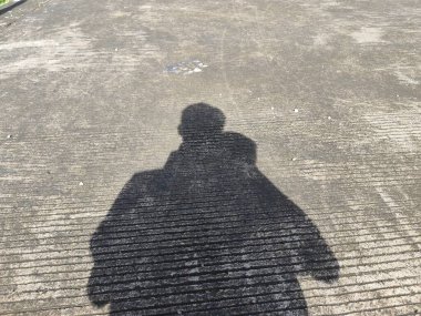 Sokakta yürüyen bir adam