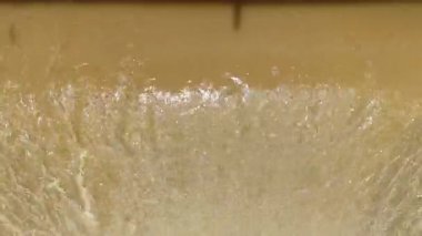 Doğal Dalgalar ve Köpüklerle Çamurlu Su Türbülansı